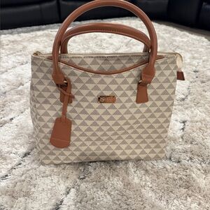 White and tan triangle print handbag. Hawaii’s Finest. In excellent condition.